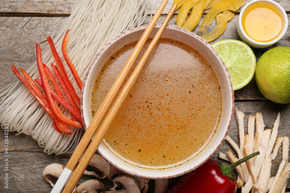 一碗美味的泰国汤和木底食材