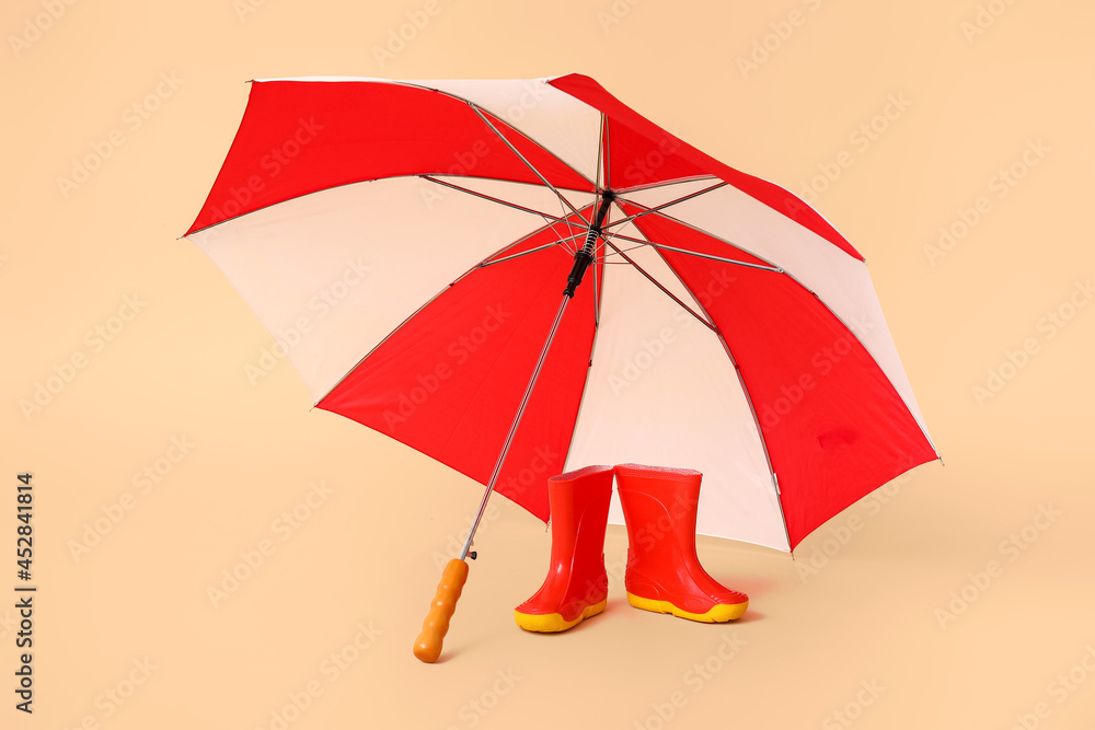 时尚雨伞，颜色背景为秋葵色靴子