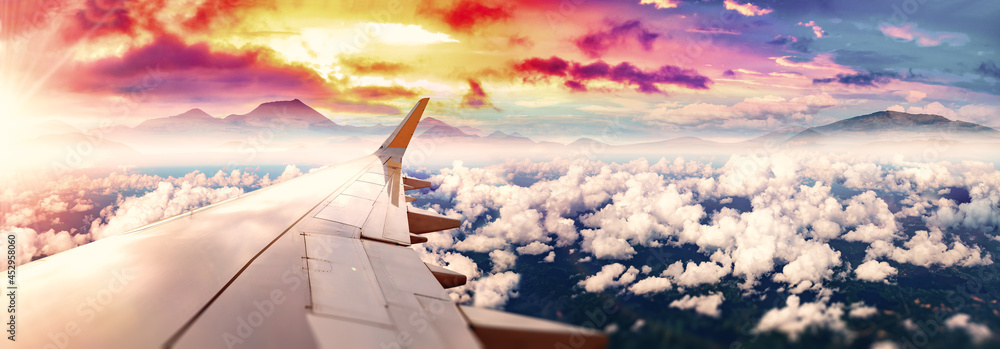 航空旅行和冒险的概念背景。飞机和风景如画的日落。度假和旅游f