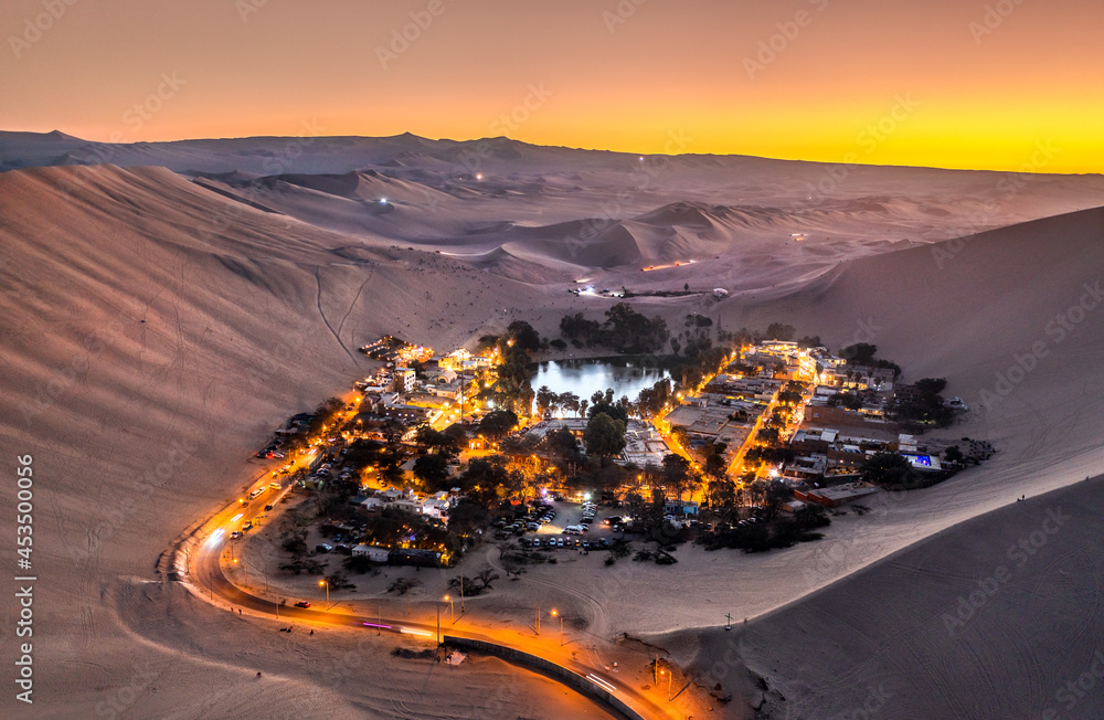 秘鲁Huacachina绿洲的日落鸟瞰图