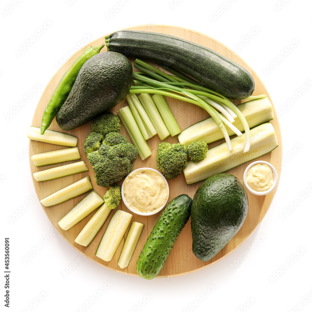 不同绿色蔬菜板和白底酱汁碗