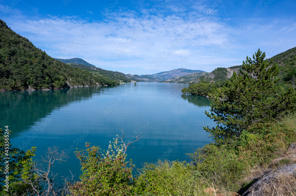 Paysage du lac de Serre-Ponçon entouré de montagne dans le département des Alpes-de-Haute-Provence e