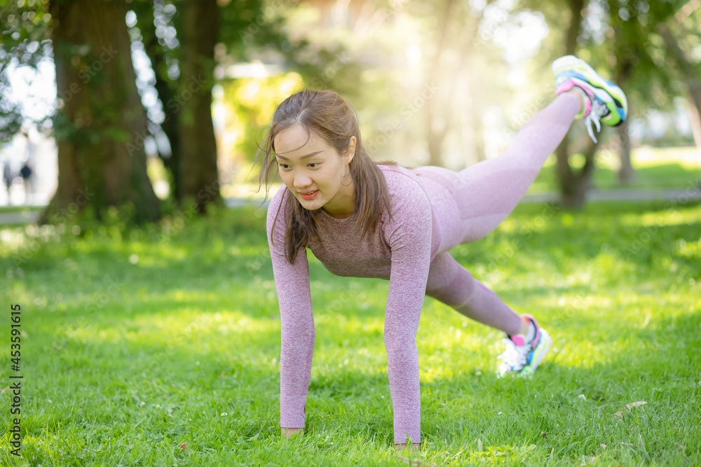 亚洲年轻女性在自然公园做瑜伽健身运动，健身运动或热身bo