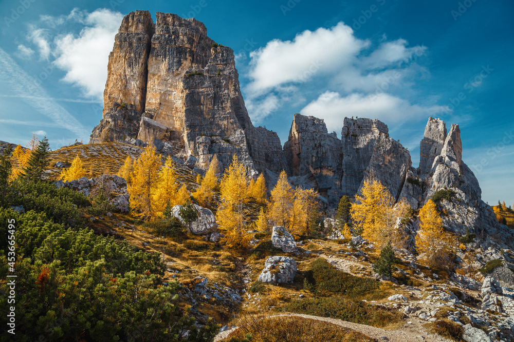 Cinque Torri悬崖和秋天的风景，有五颜六色的落叶松，白云石