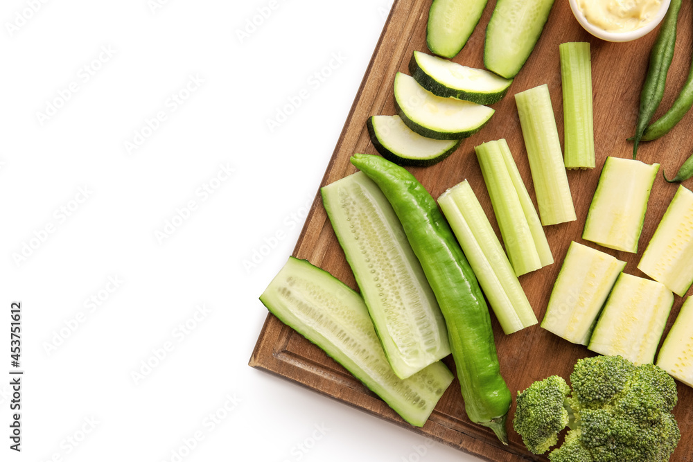 白底上有不同绿色蔬菜的木板