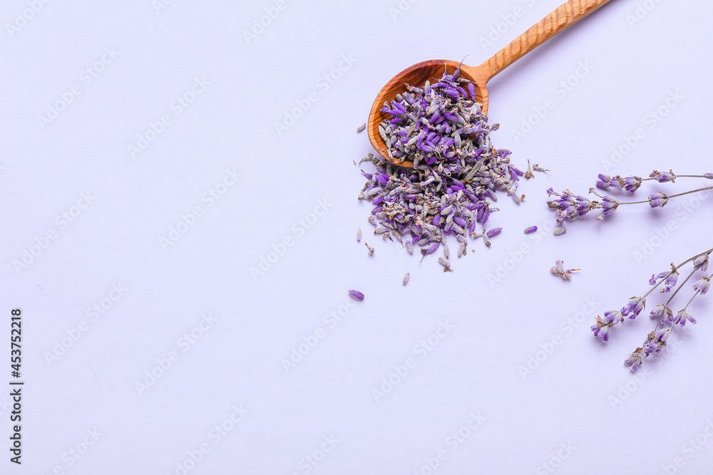 色底淡紫色花朵勺子