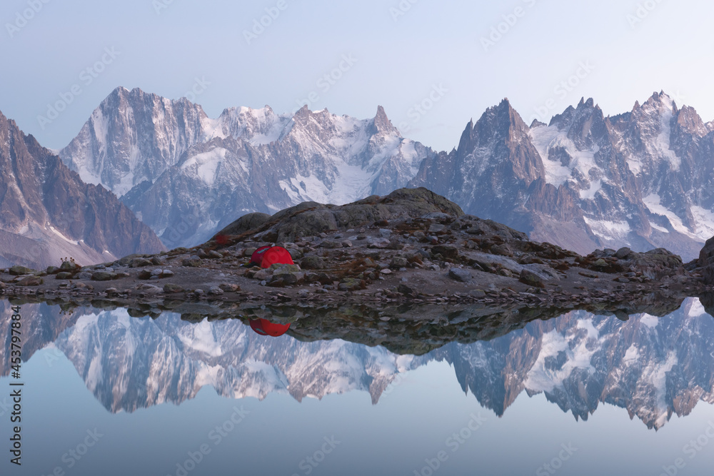 布兰科湖上的红色帐篷