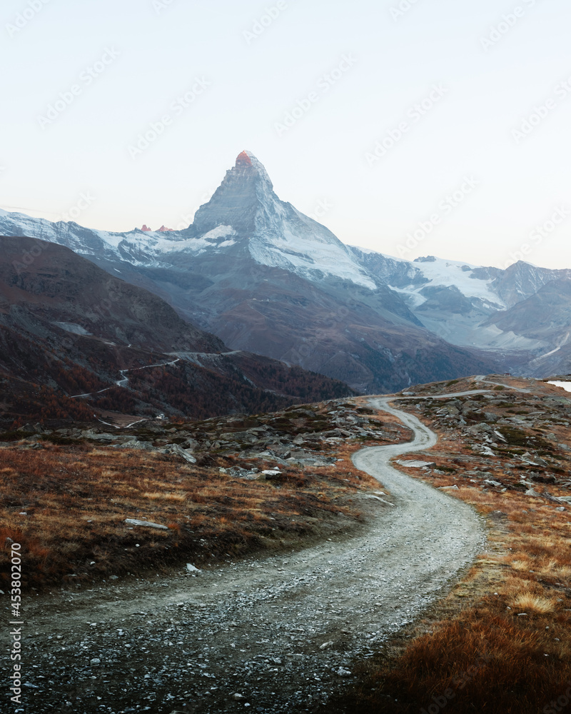 瑞士阿尔卑斯山马特洪峰和斯特利西湖的如画景色