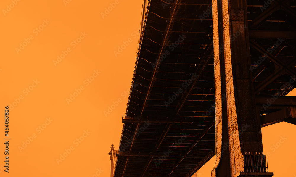 橙色背景悬索桥
