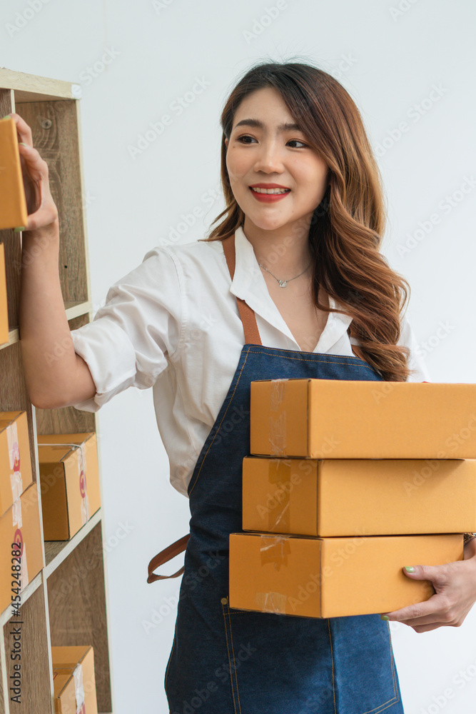 中小企业在线业务和快递概念，在家工作的自由职业女性在线包裹快递