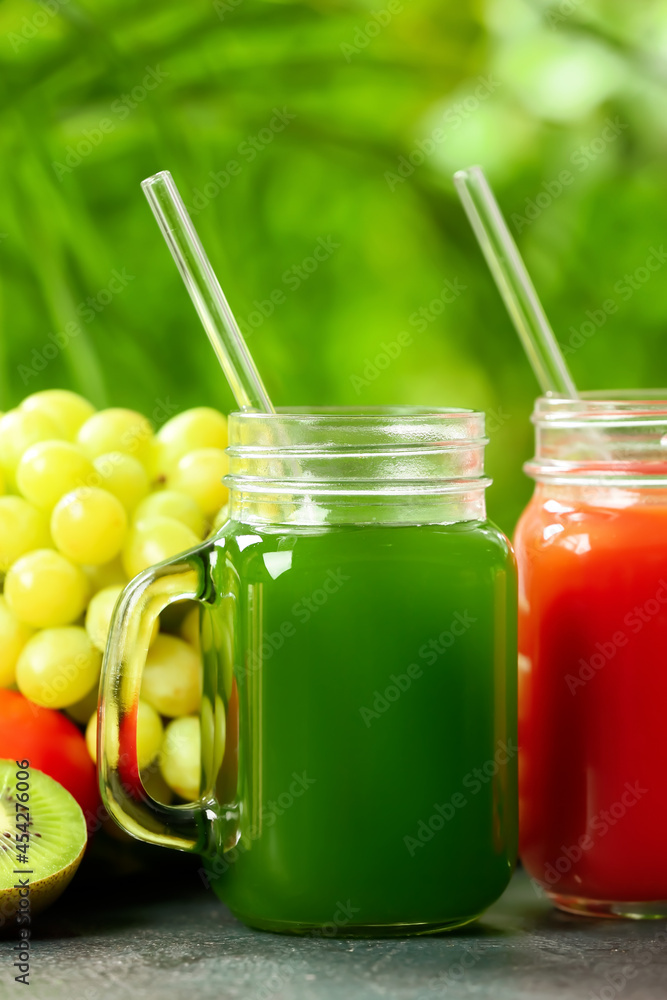 梅森罐，户外餐桌上有健康的果汁、水果和蔬菜，特写