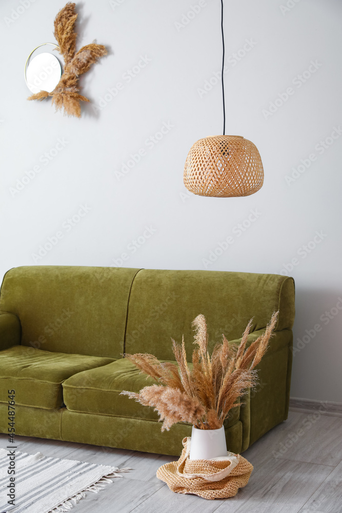 带沙发和干芦苇的现代室内