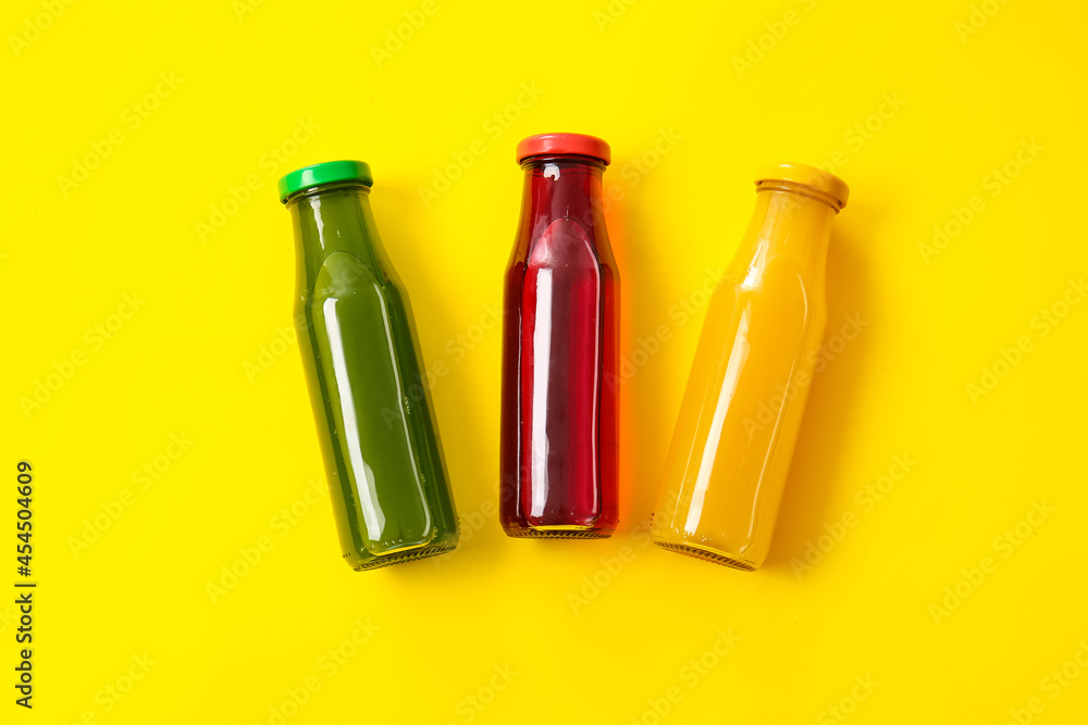 彩色背景上有健康果汁的瓶子