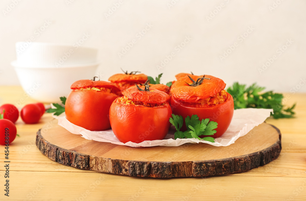 木质背景上有美味的填充西红柿的木板