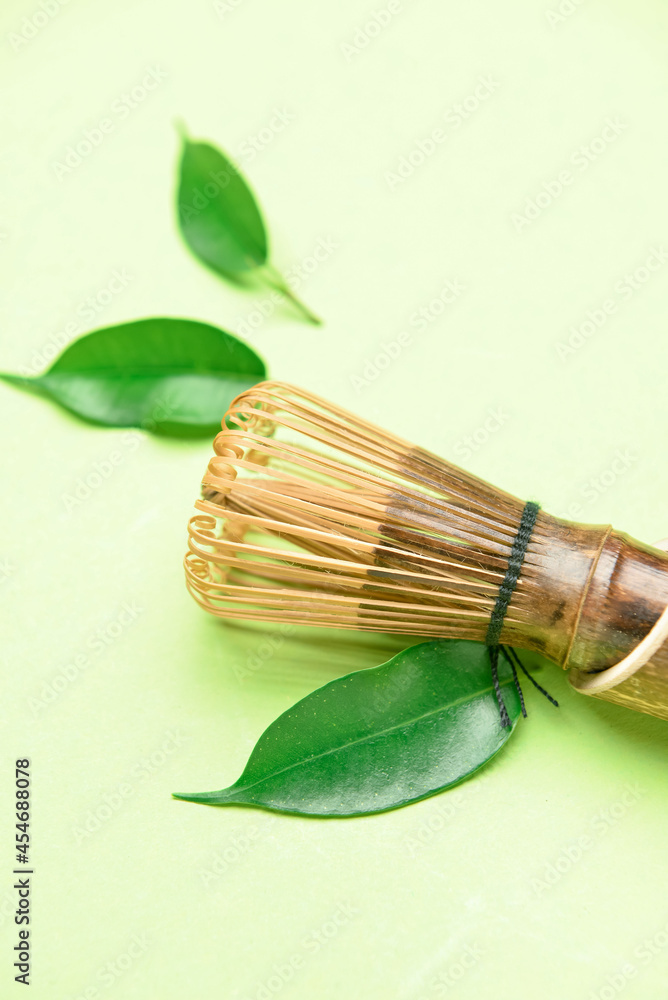 彩色背景上的竹子和绿叶，特写