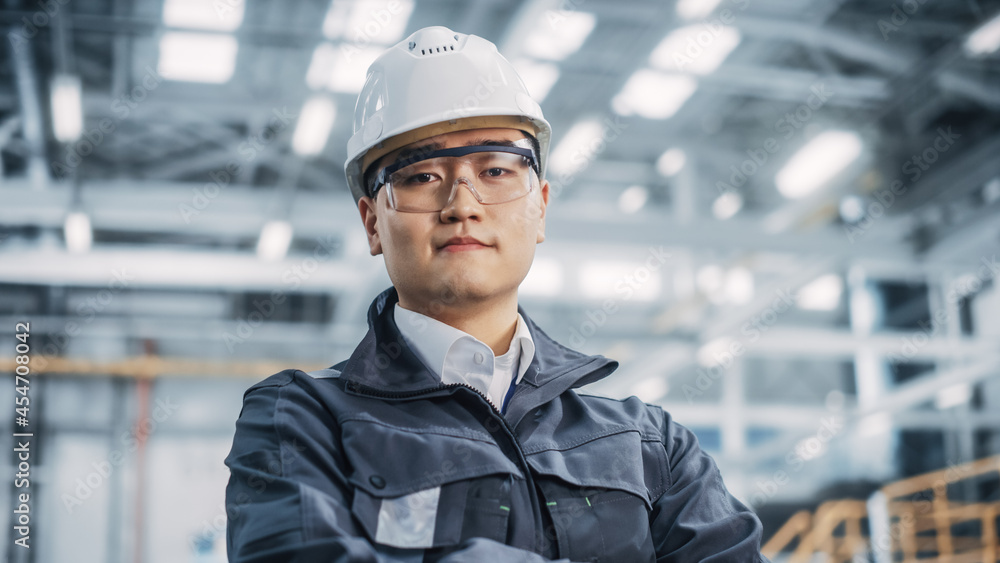 一位身穿安全制服、戴着眼镜、身穿硬汉服的亚洲专业重工业工程师画像