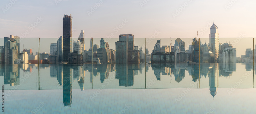 城市景观和大都市的高层建筑，清晨有水的反射。