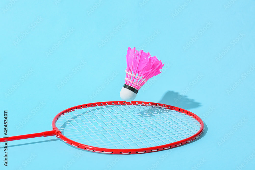 彩色背景羽毛球球拍和羽毛球