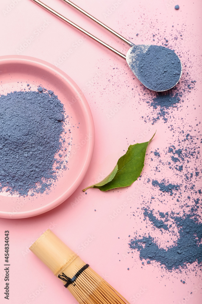 彩色背景上的蓝色抹茶粉末成分