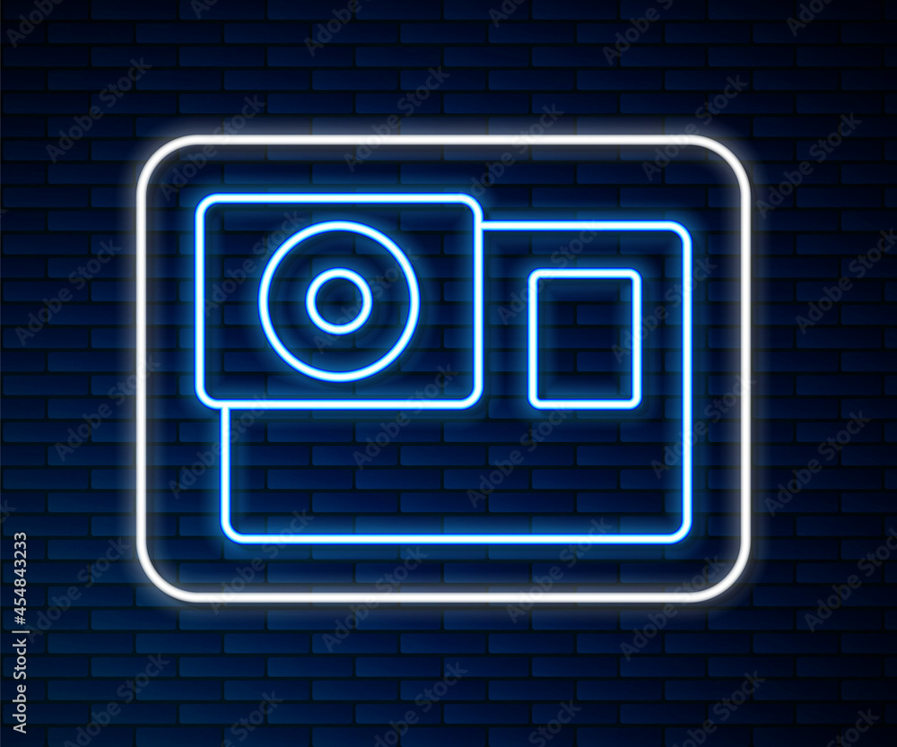 闪亮的霓虹灯线条动作极限摄像机图标隔离在砖墙背景上。摄像机设备