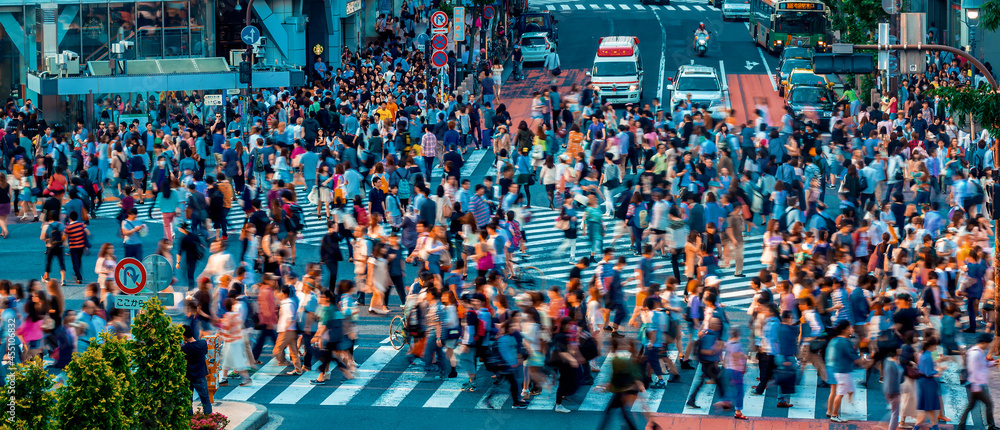 人们和车辆穿过日本东京涩谷著名的scramble十字路口