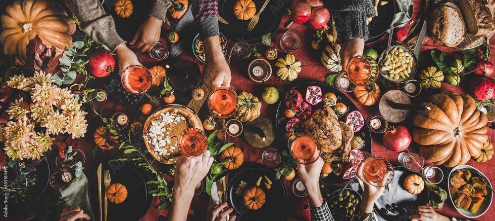 家人或朋友用玫瑰酒庆祝感恩节