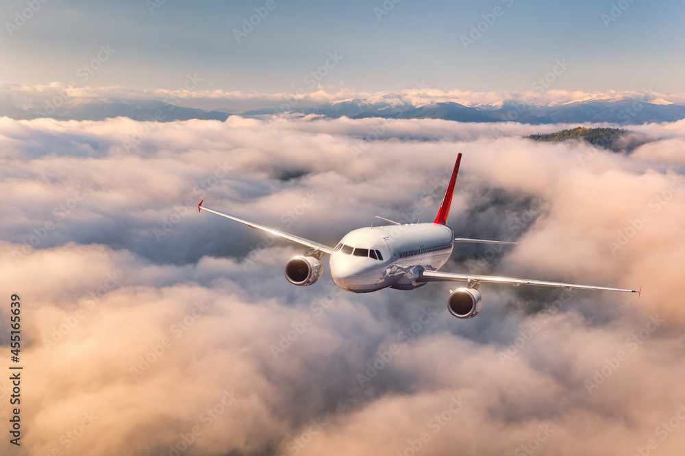 夏天日出时，飞机在云层上方飞行。有客机的风景，很美
