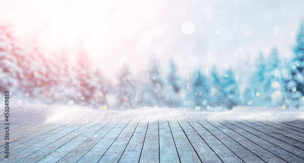 冬季节日圣诞背景-木板表面，背面有雪帽，光线模糊