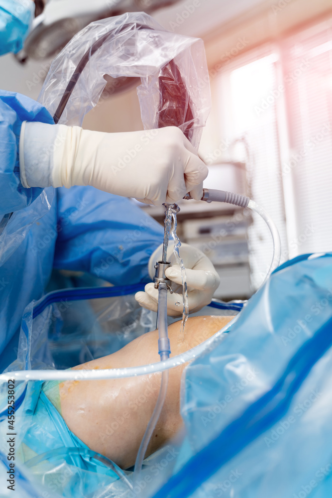 外科医生工具掌握在专业手中。医疗手术设备掌握在手中。