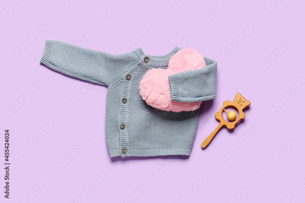 时尚的婴儿衣服，背景是玩具和枕头