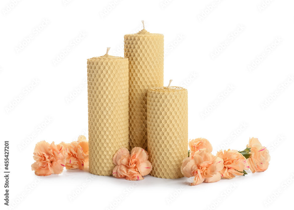 白色背景上的蜡蜡烛和康乃馨花