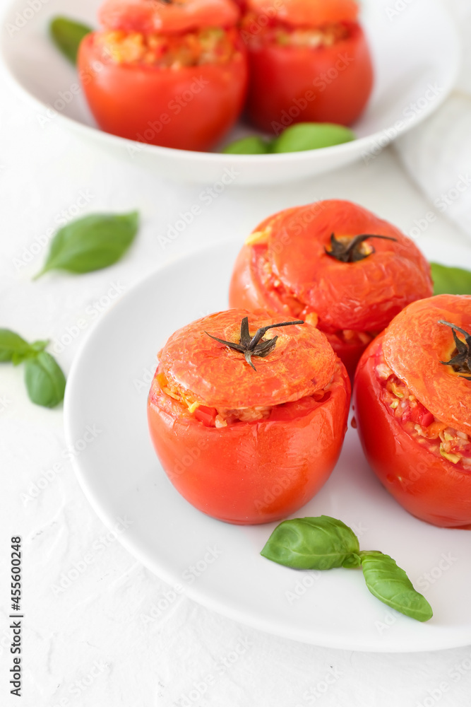 盘子里有美味的填充番茄，背景为浅色，特写