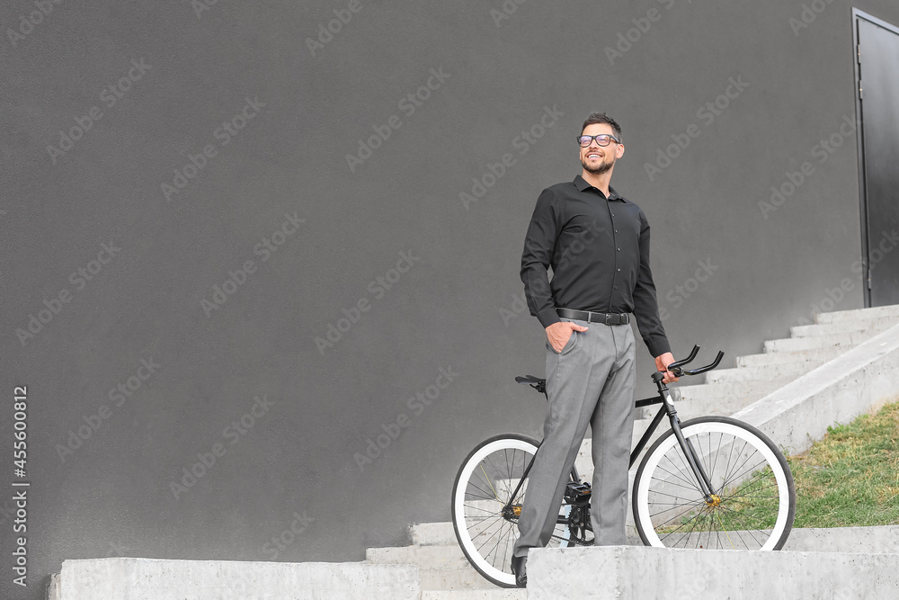 在城市街道上骑自行车的商人