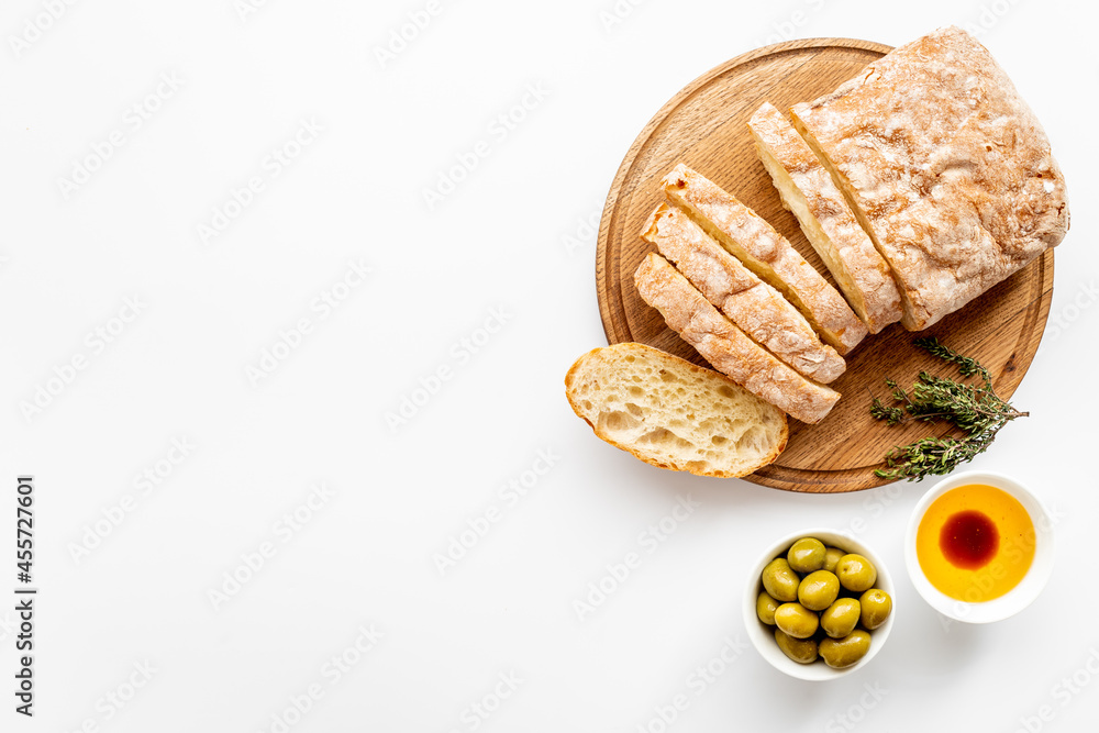 橄榄面包片上的橄榄油。意大利美食开胃菜