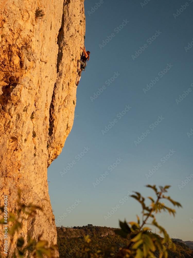 垂直：女游客在斯洛文尼亚农村爬上最上面的绳子