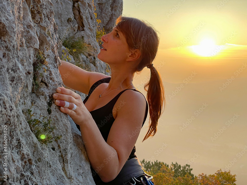 特写：一个阳光明媚的秋夜，女攀岩运动员在乡村训练。