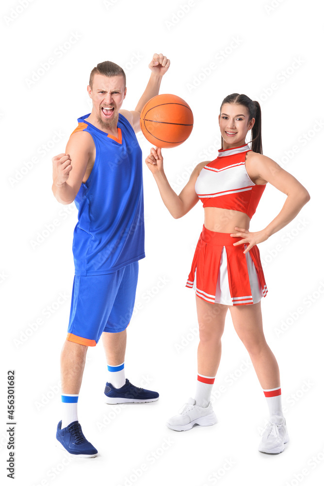 白底啦啦队队长和篮球运动员