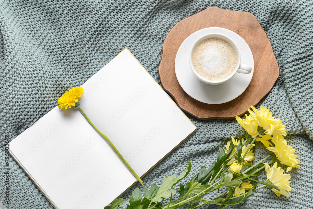 一杯咖啡，编织格子图案上有书和花