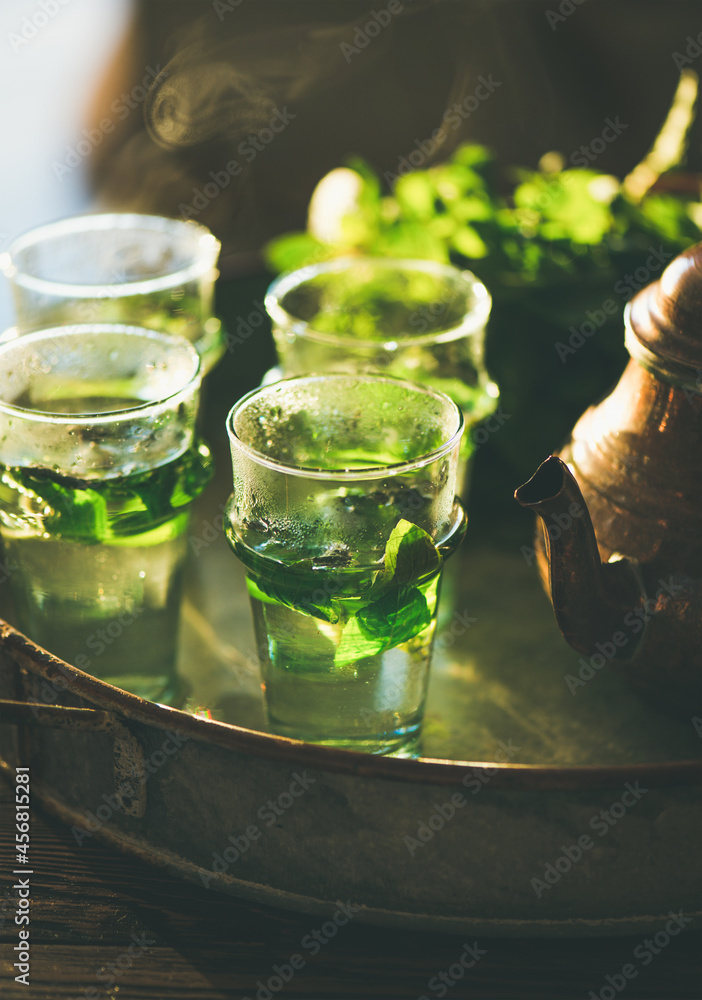 新鲜酿造的薄荷摩洛哥茶，玻璃杯中有香草叶