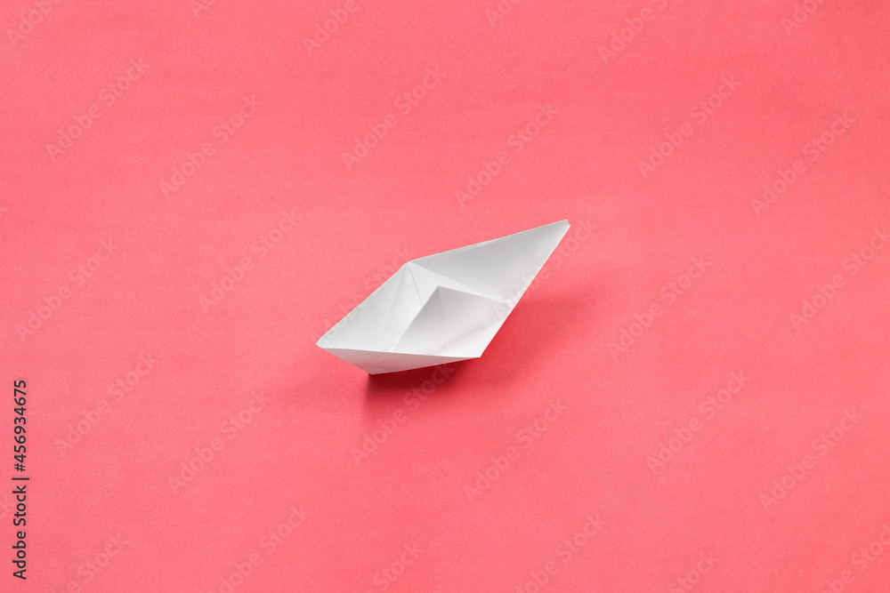 纸船作为商业的象征，站在商业发展的起点