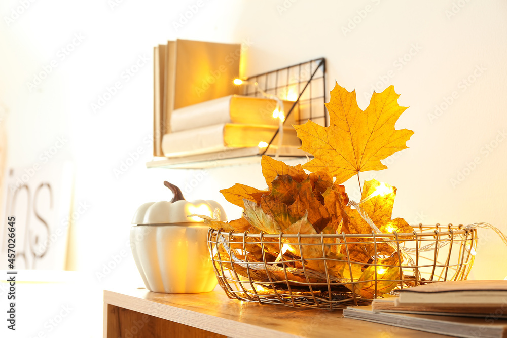 房间内部有美丽秋叶的篮子，特写