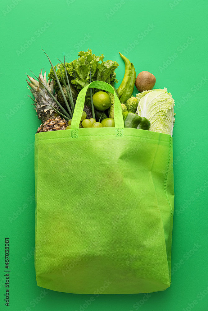 绿色背景下不同水果和蔬菜的环保袋
