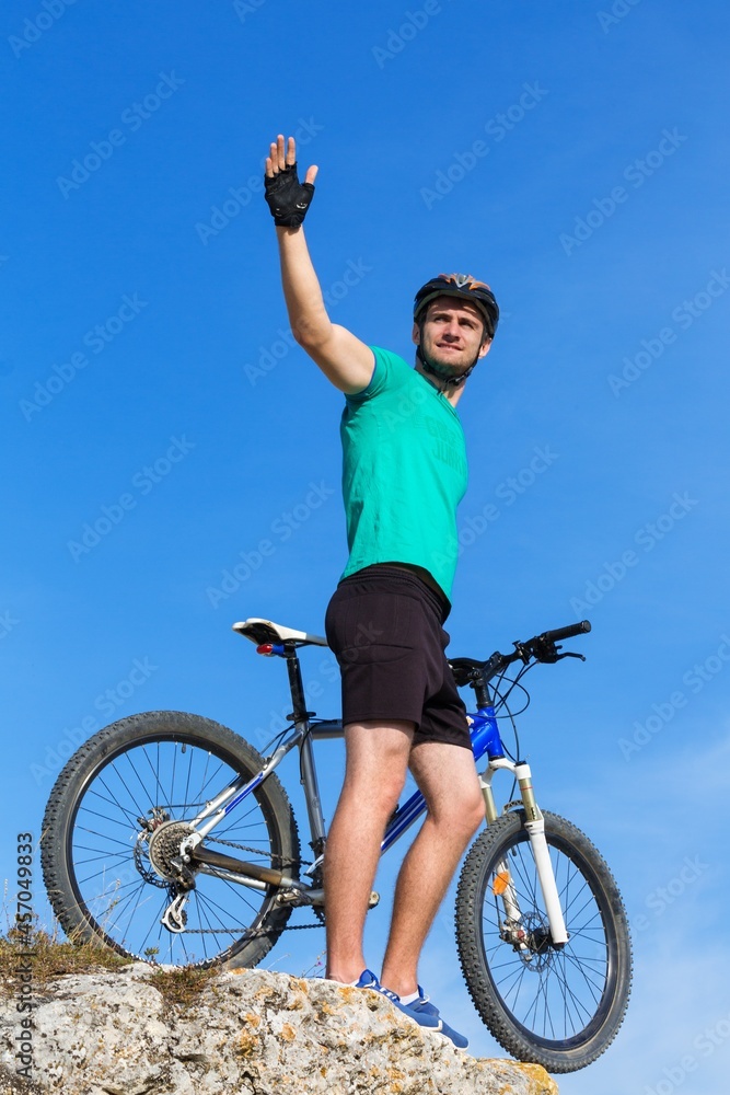 岩石上骑自行车的人