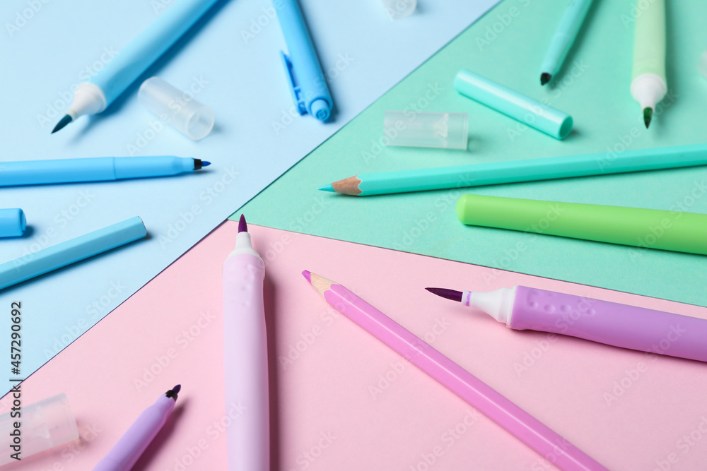 彩色背景上的彩色马克笔和铅笔
