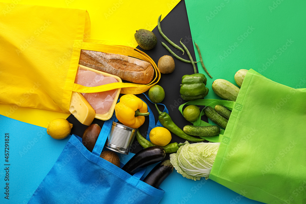 彩色背景上有不同分散产品的生态袋