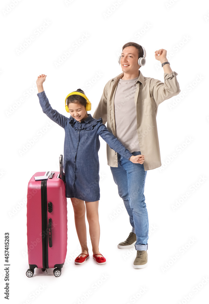 带着行李的快乐父女在白底听音乐。旅游概念