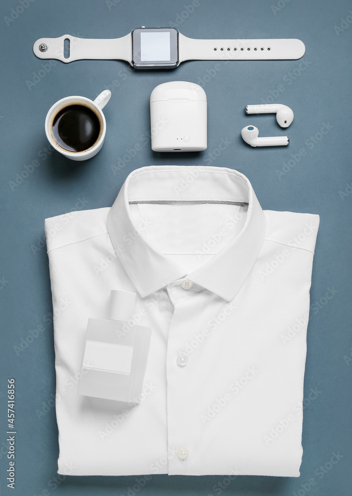 以经典衬衫、小工具和一杯咖啡为背景的构图