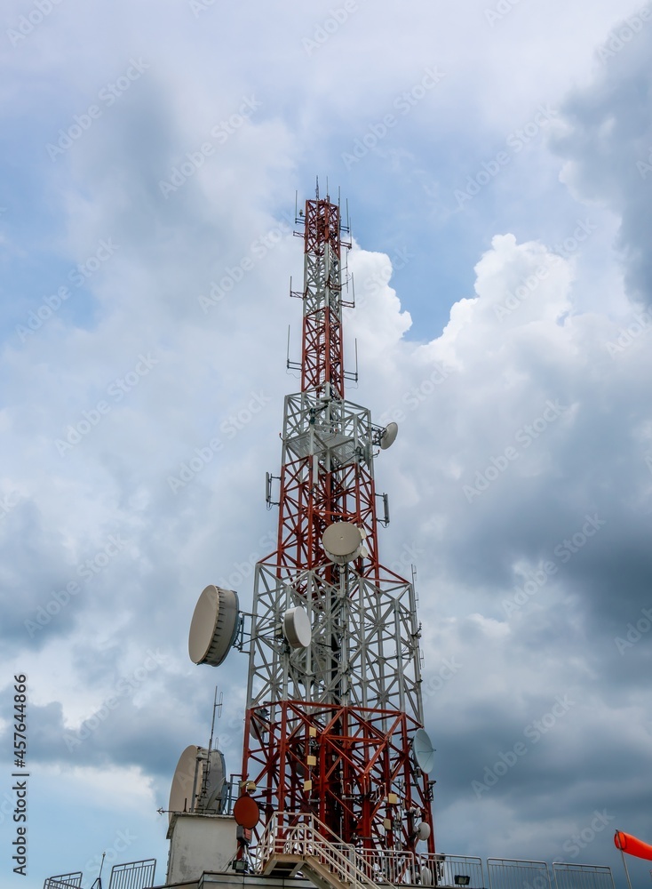 背景是天空和云朵的大型电信塔。互联网连接问题