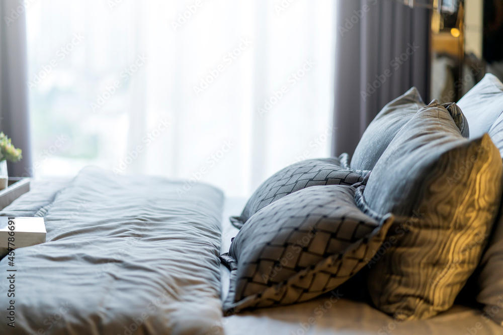 靠近柔软舒适的卧室枕头，布置在酒店卧室，晨光来自风