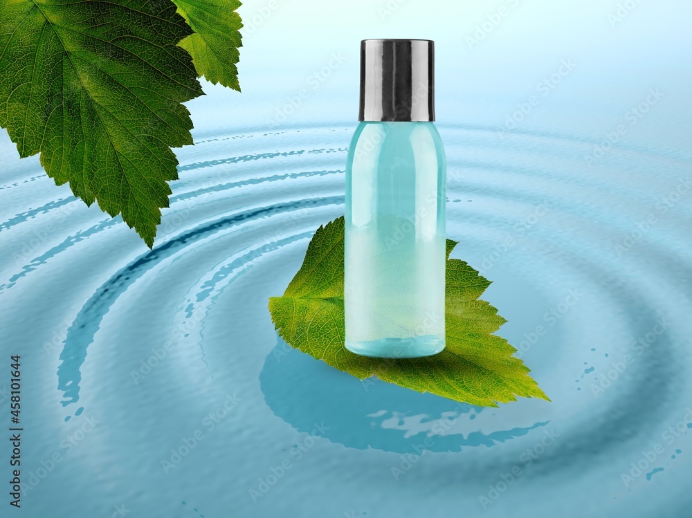 美容水疗医疗护肤品，蓝色波浪背景的玻璃瓶。
